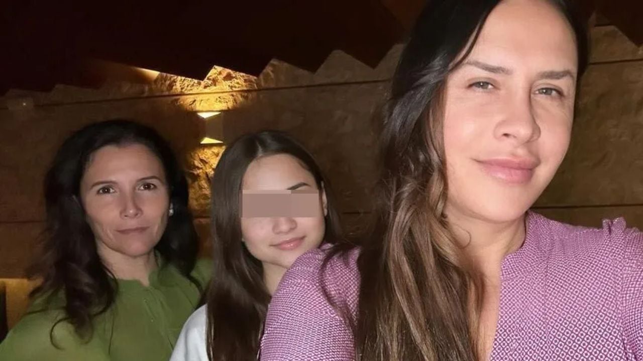 Karla Sofía Gascón junto con su esposa e hija.