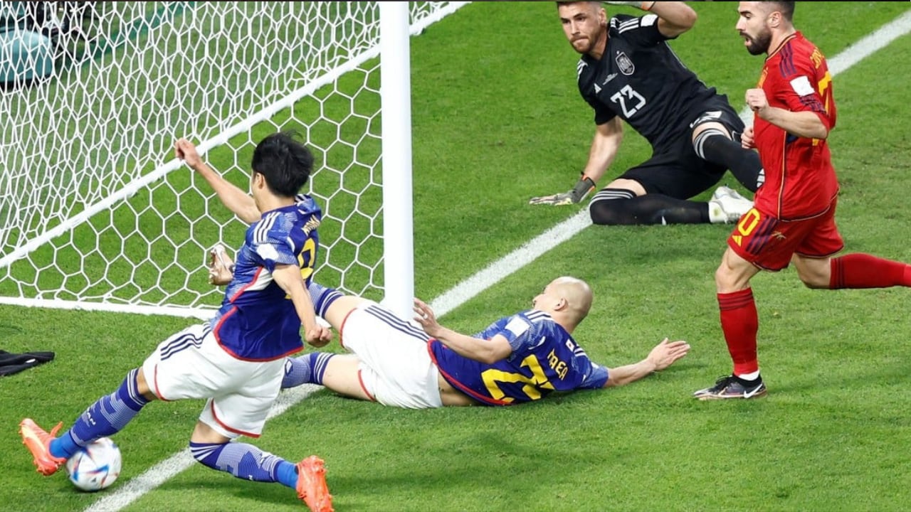 La jugada que derivó en el segundo gol de Japón ante España. Foto: Web