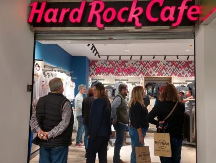 Inauguran el nuevo Hard Rock Café en el aeropuerto de Puerto Iguazú.