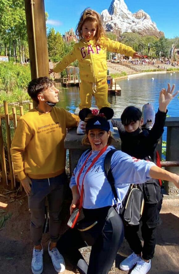 Adabel Guerrero con su hija en Disney