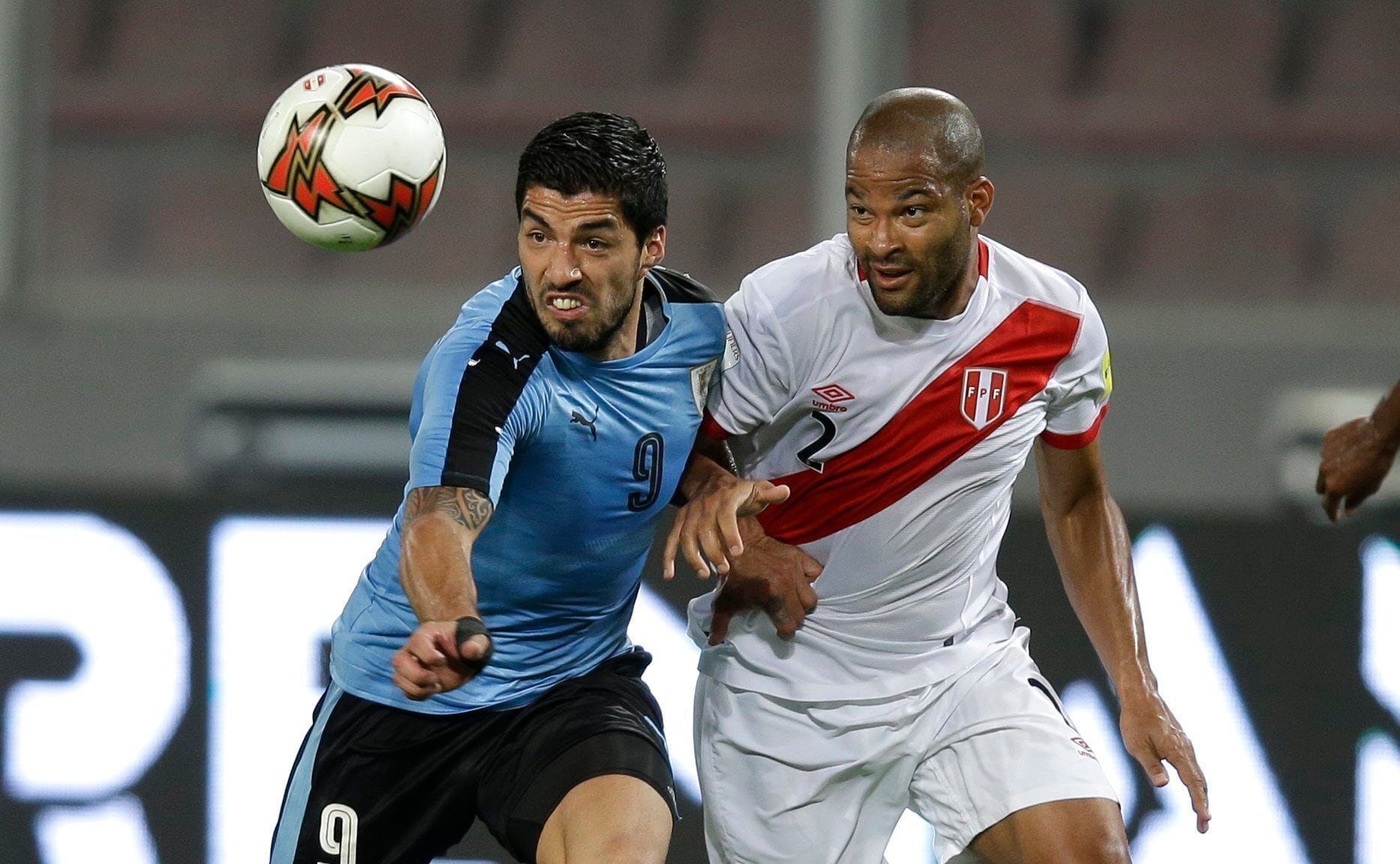 Luis Suárez volverá a ponerse la camiseta de su país para el duelo contra Argentina. Foto: AP/Martín Mejía