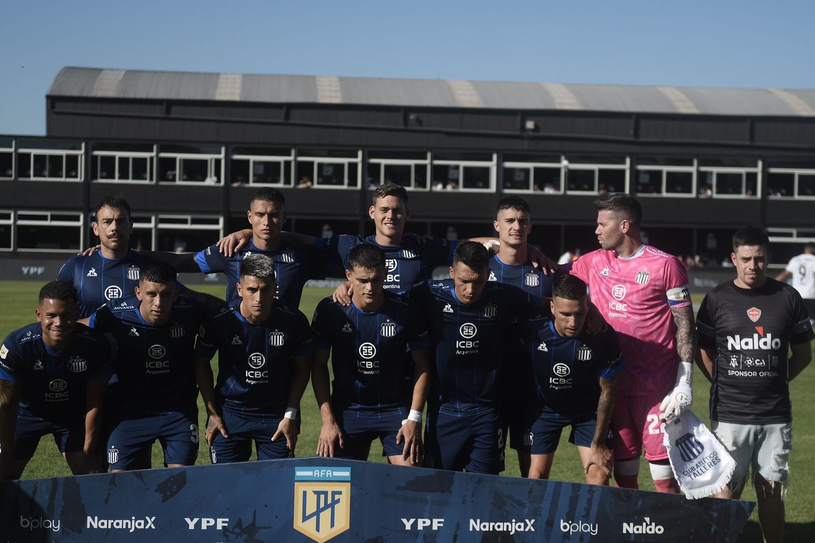 La formación de Talleres ante Riestra. (Federico López Claro / La Voz).