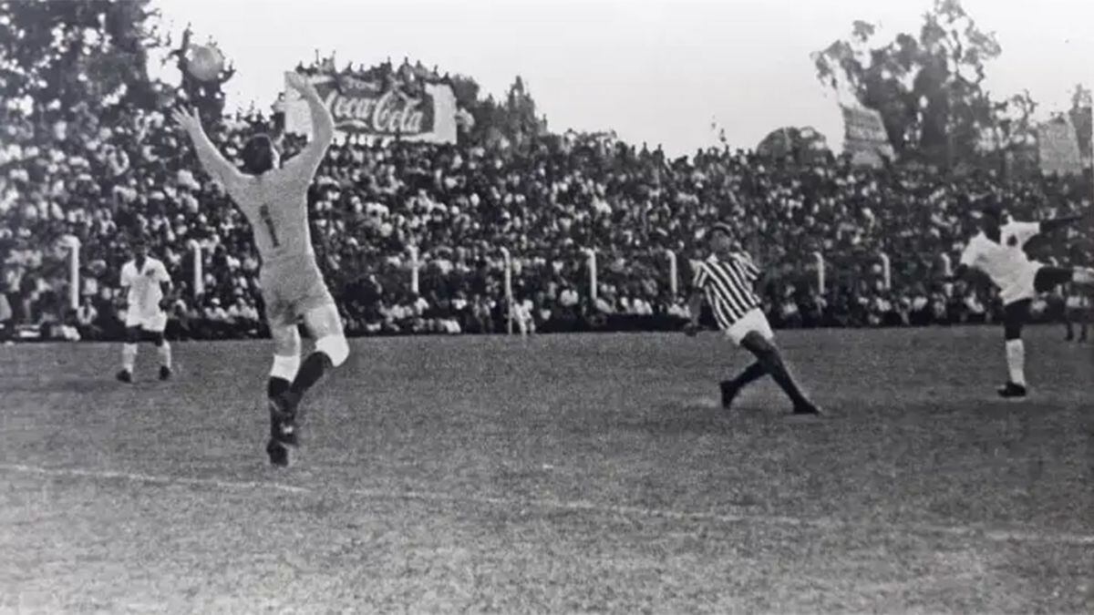 El día que Pelé jugó al fútbol en Mendoza: el Santos de Brasil se impuso 3 a 2 a Godoy Cruz Antonio Tomba en un amistoso, en 1964.