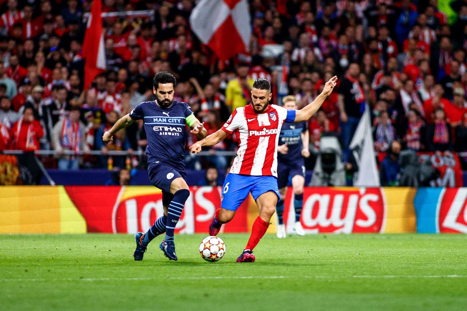 Ilkay Gundogan luchando por el balón contra Koke.