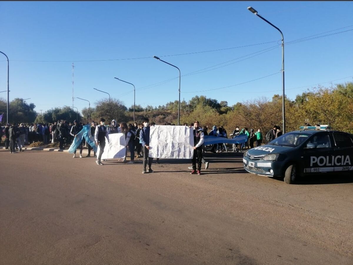 Alumnos del Liceo Agrícola marchan por mejoras en el colegio