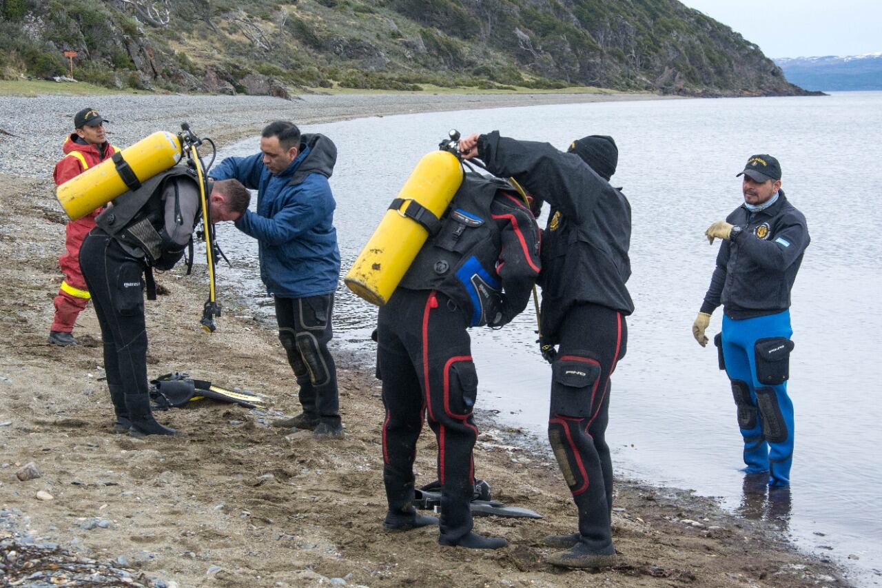 Buzos de Salvamento de la Armada Argentina participaron en la inspección de puntos donde se realizará un limpieza del fondo costero del Canal Beagle.