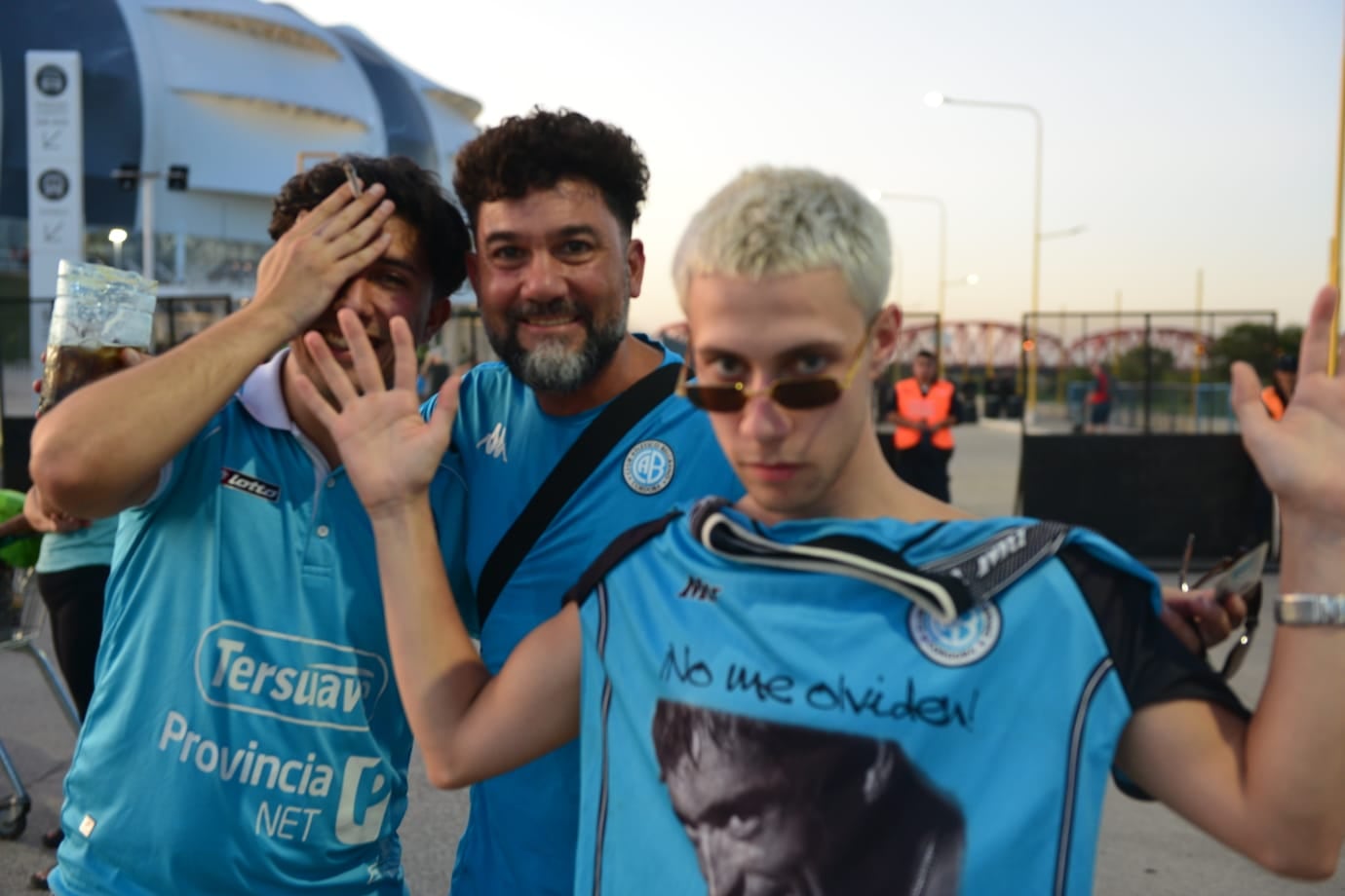 Hinchas de Belgrano durante la previa del partido con Central Córdoba, en Santiago del Estero. (José Gabriel Hernández)