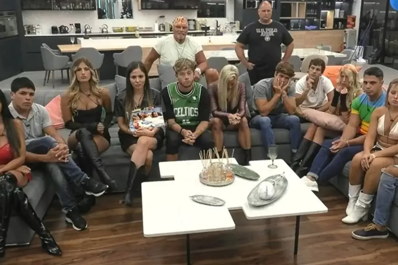 Jugadores de Gran Hermano reunidos en el sillón cuando habla Santiago del Moro. (Captura de pantalla)