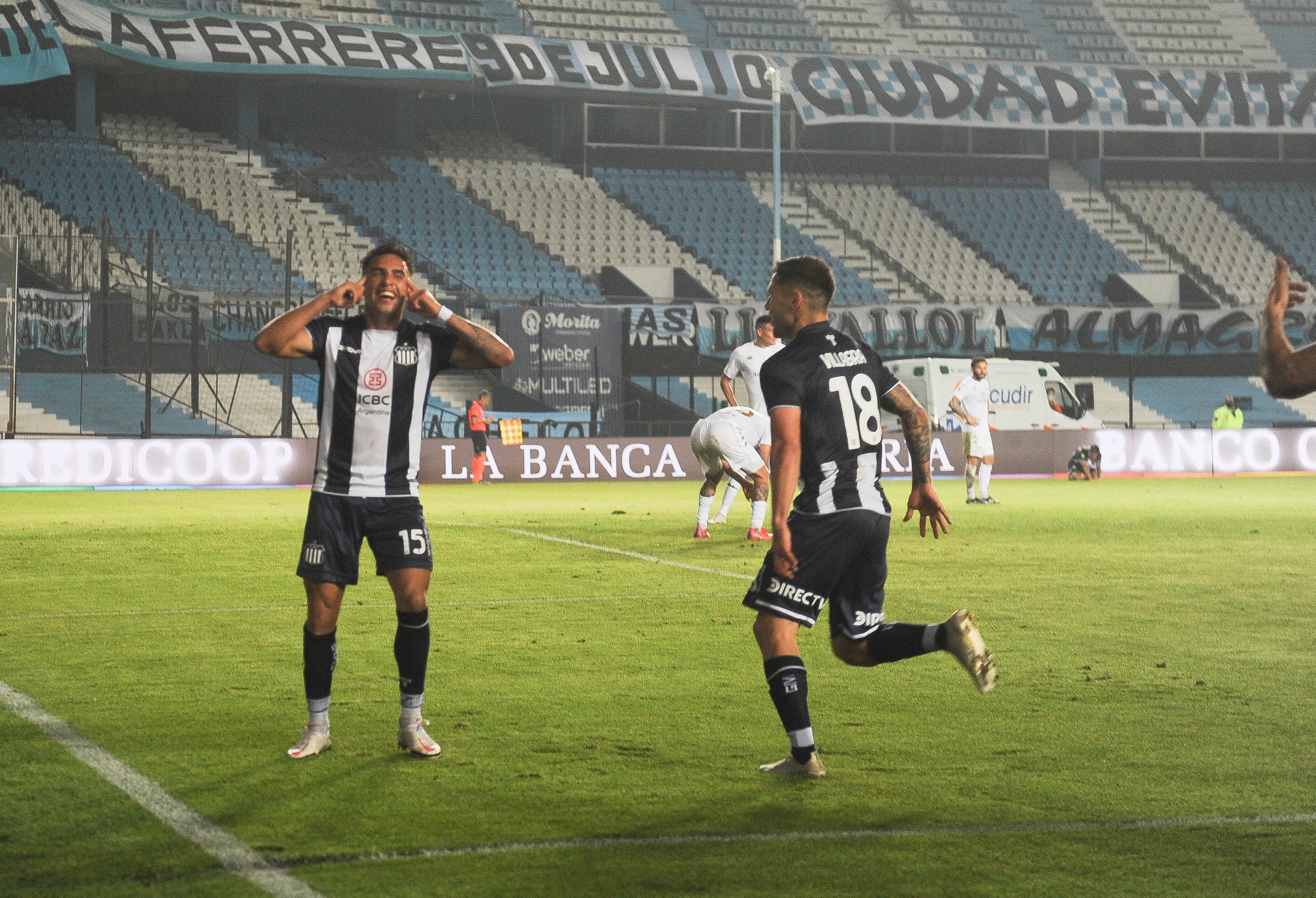 Talleres venció a Racing por 2-1 en Avellaneda.