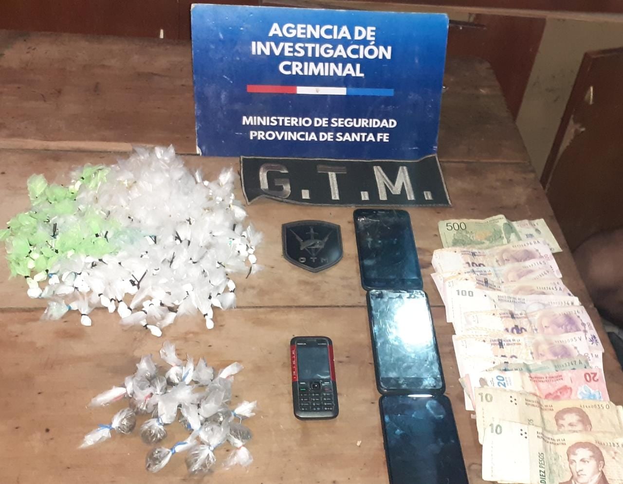 La AIC encontró marihuana y cocaína fraccionada durante los allanamientos.