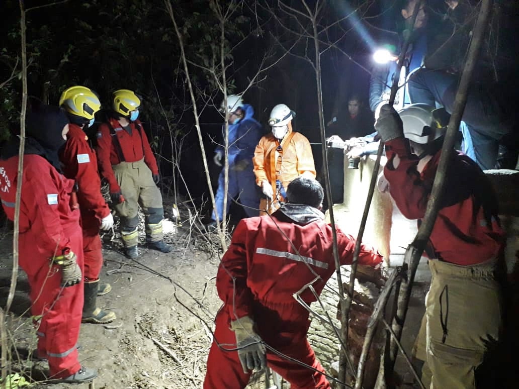 Bomberos de Roldán trabajaron en un campo cercano al cruce de Manuel Dorrego y Camino de los Gauchos para sacar el cuerpo.