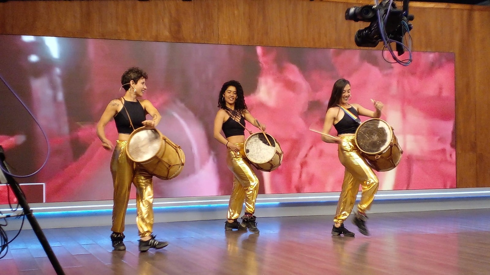 La confluencia del folklore tradicional argentino y la música africana se pone de manifiesto en las presentaciones de Morena Álvarez y su grupo.