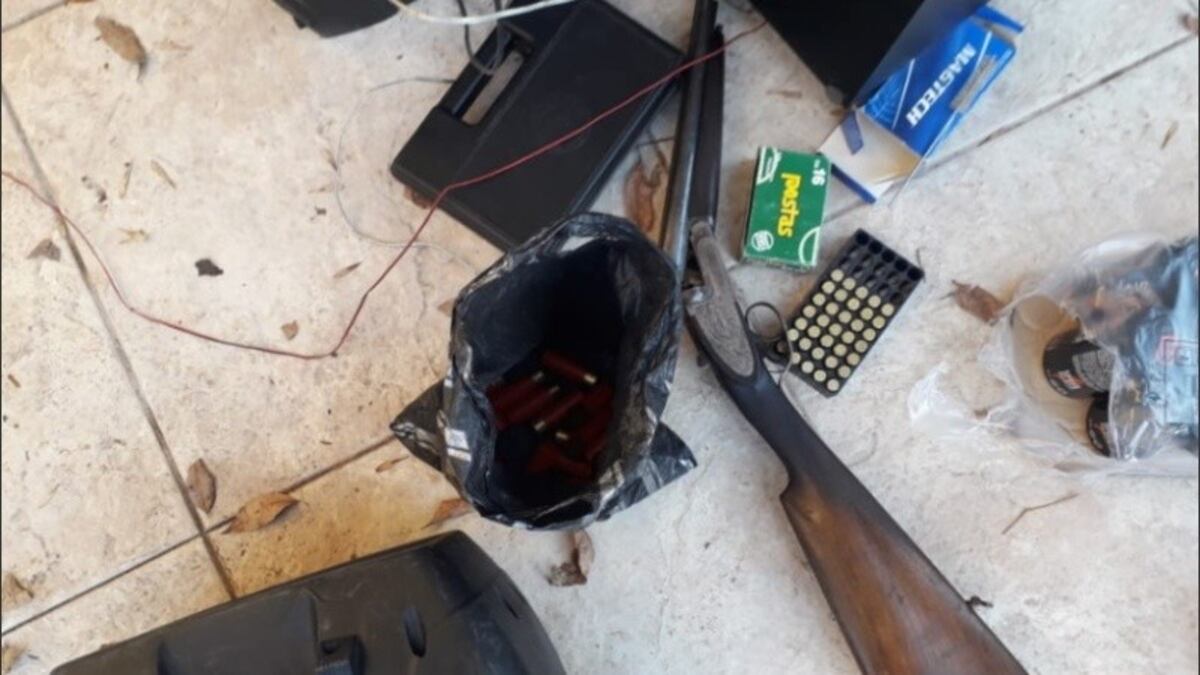 Desbarataron cuatro fiestas clandestinas en Rosario: había una pistola, una ametralladora y estupefacientes