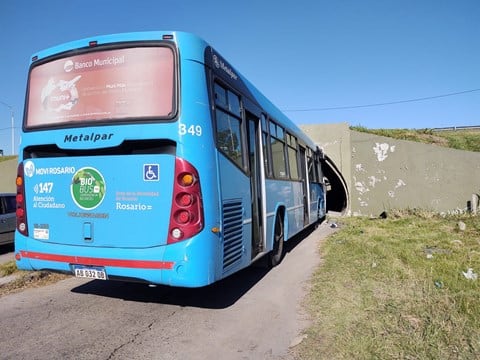 Colectivo atrapado en el túnel (Telefe Rosario)