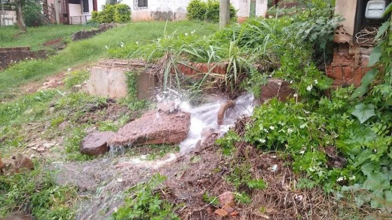 Intentaba arreglar un caño averiado y dejó sin agua a todo un barrio.