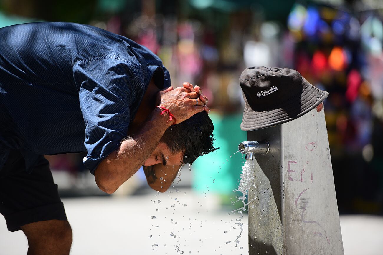 Ola de calor en el centro de la ciudad de Córdoba. (José Gabriel Hernández / La Voz)