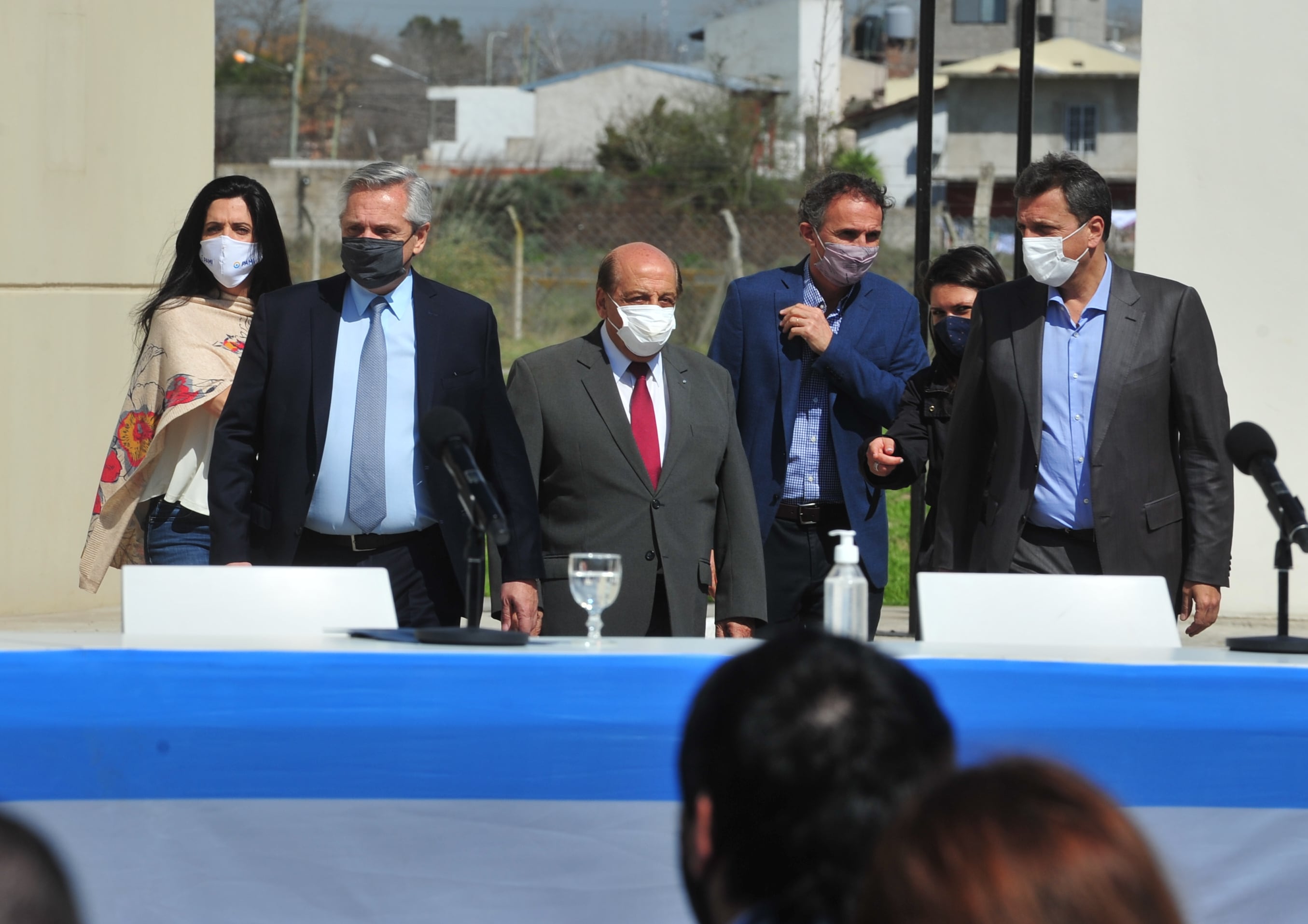 Alberto Fernández recorre las instalaciones del laboratorio BINA Pharma. (Foto: Clarín)