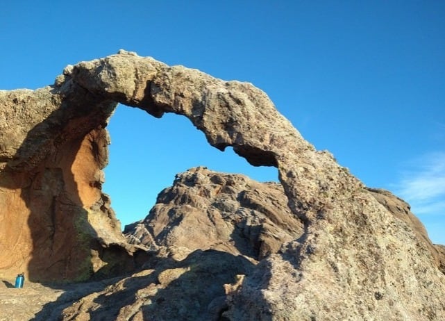 El arco se formó gracias a la erosión y el paso del tiempo, y se convirtió en un atractivo natural de la provincia.