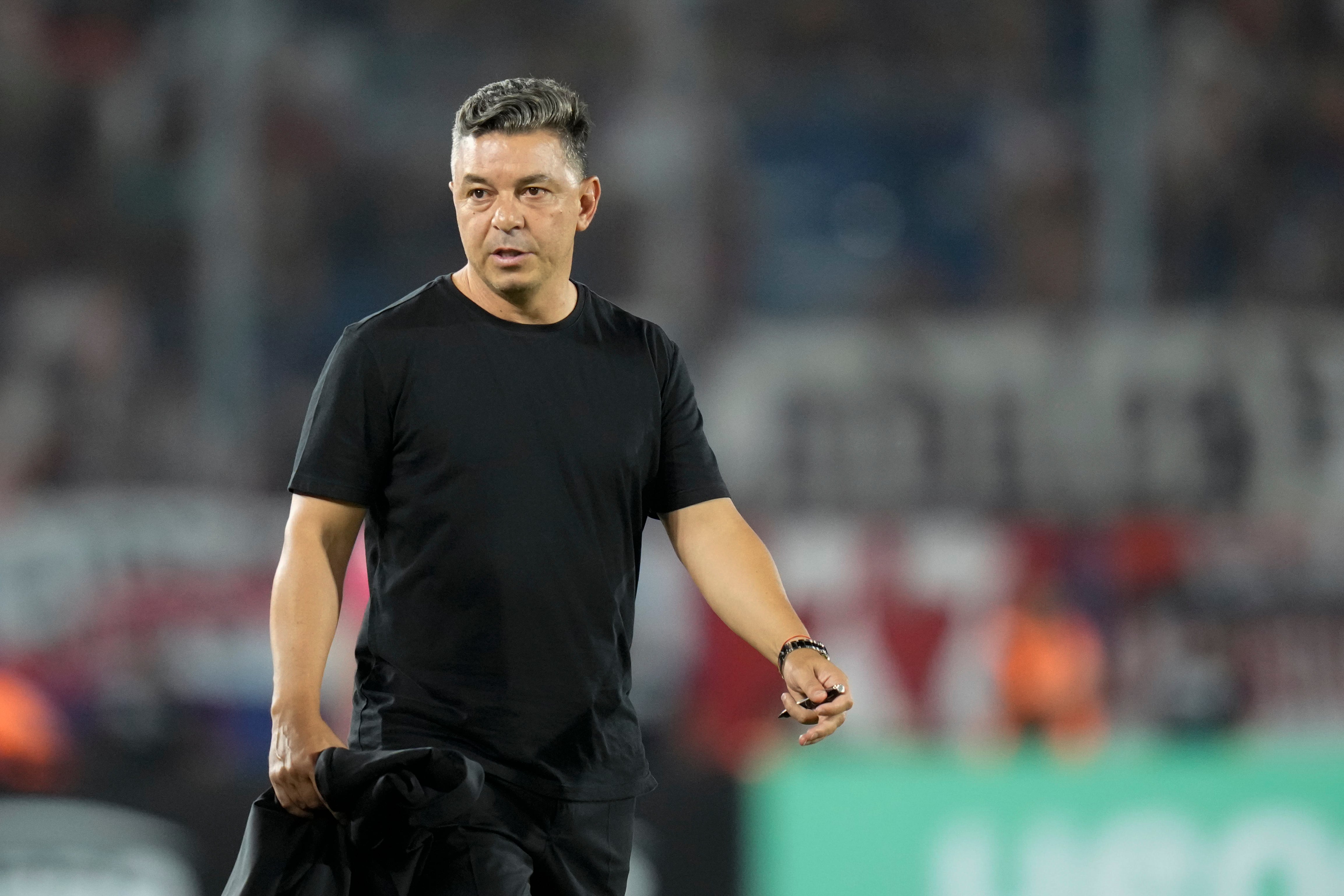 El técnico de River Plate Marcelo Gallardo al medio tiempo del partido contra Talleres en la Supercopa de Argentina, el 5 de marzo de 2025, en Asunción, Paraguay. (AP Foto/Jorge Saenz)