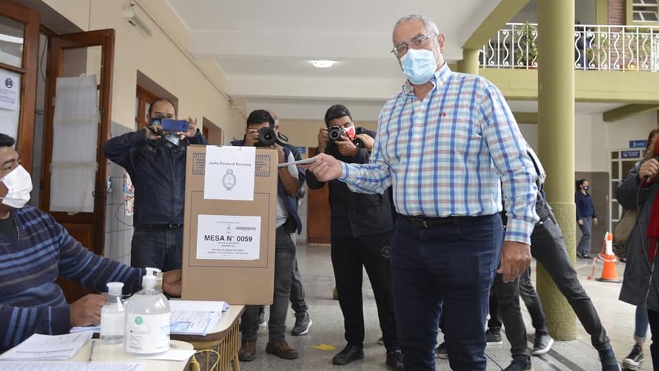 "La sociedad se construye desde el principio democrático", resaltó Gustavo Bouhid después de emitir su voto este domingo.