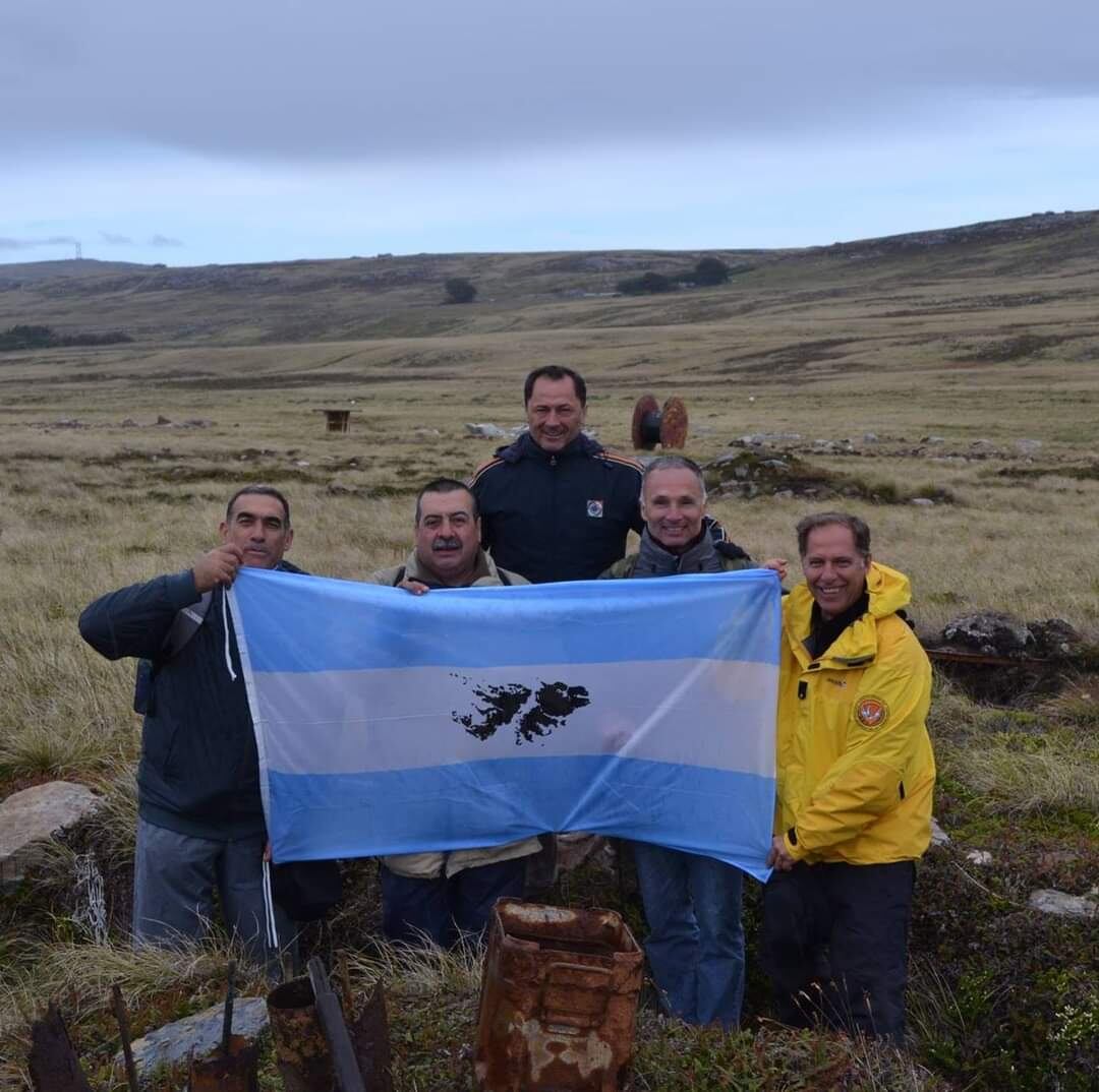 Roberto Vega junto a sus compañeros de la guerra, en su regreso en 2015.