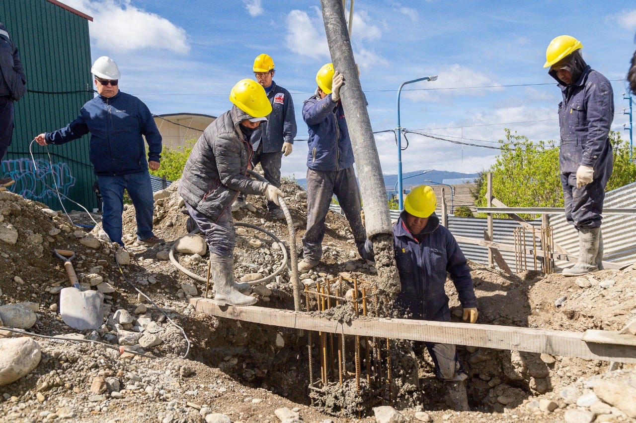 El hormigonado en el Polivalente de Arte es el inicio de una gran obra que ampliará las instalaciones del colegio, pero también ampliará la calidad de servicios para los alumnos y docentes.