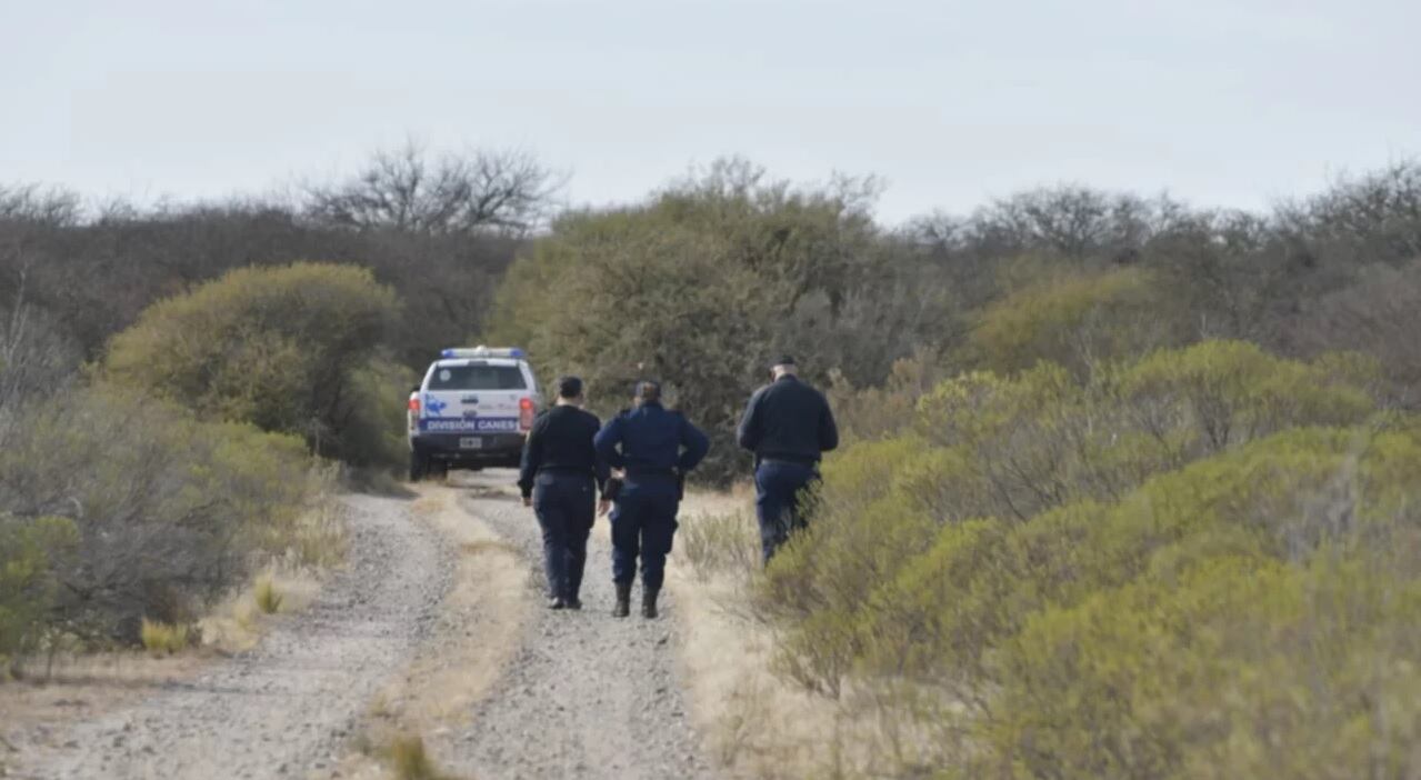 Personal policial realiza rastrillajes 