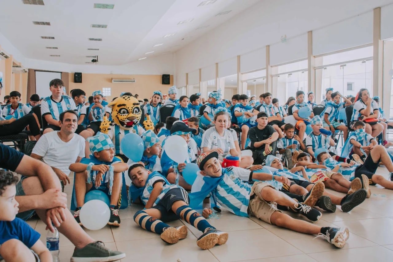 Niños miraron el partido de Argentina contra Polonia con el “Flaco” Schiavi y el Gobernador de Misiones.