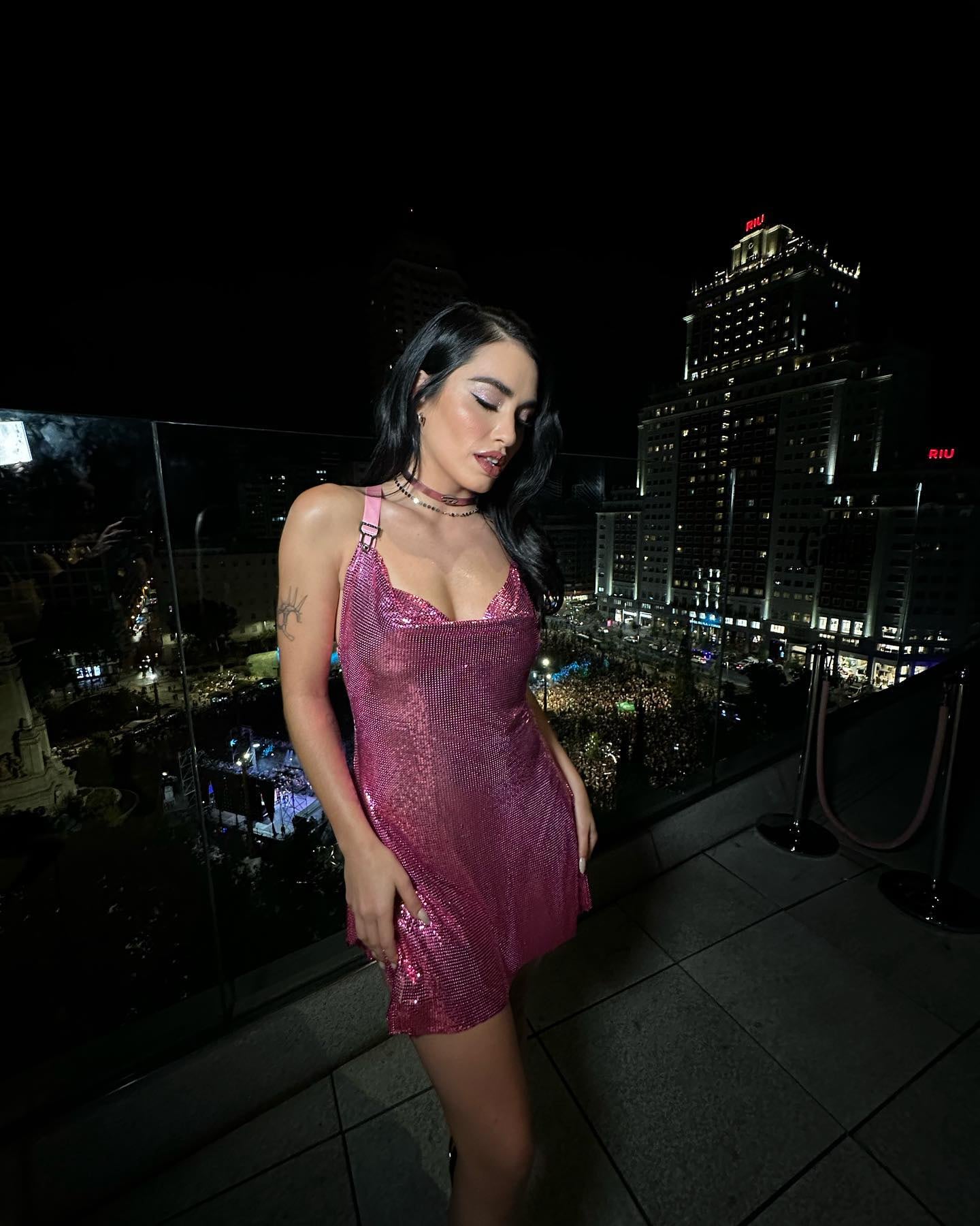 Lali brilló con un vestido corto fucsia