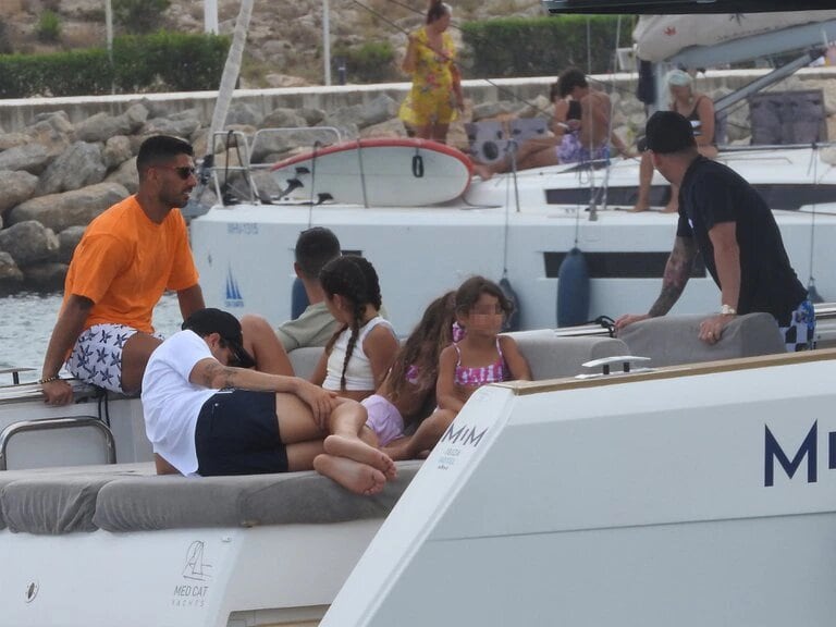 Lionel Messi y Antonela Roccuzzo se encontraron con sus amigos en Ibiza