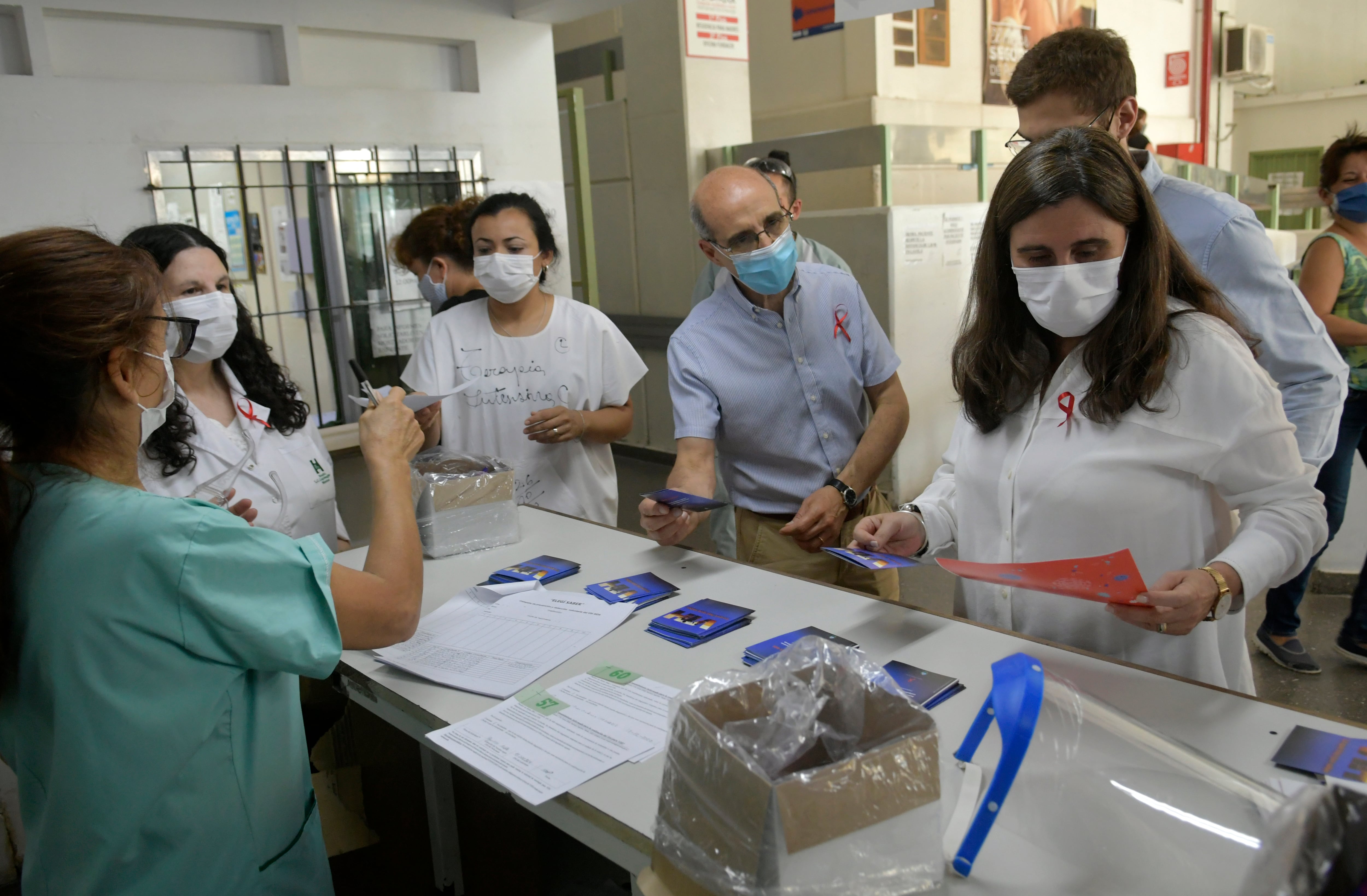 medicos y personal de la salud trabajan en la extraccion y testeos

Foto: Orlando Pelichotti/ Los Andes