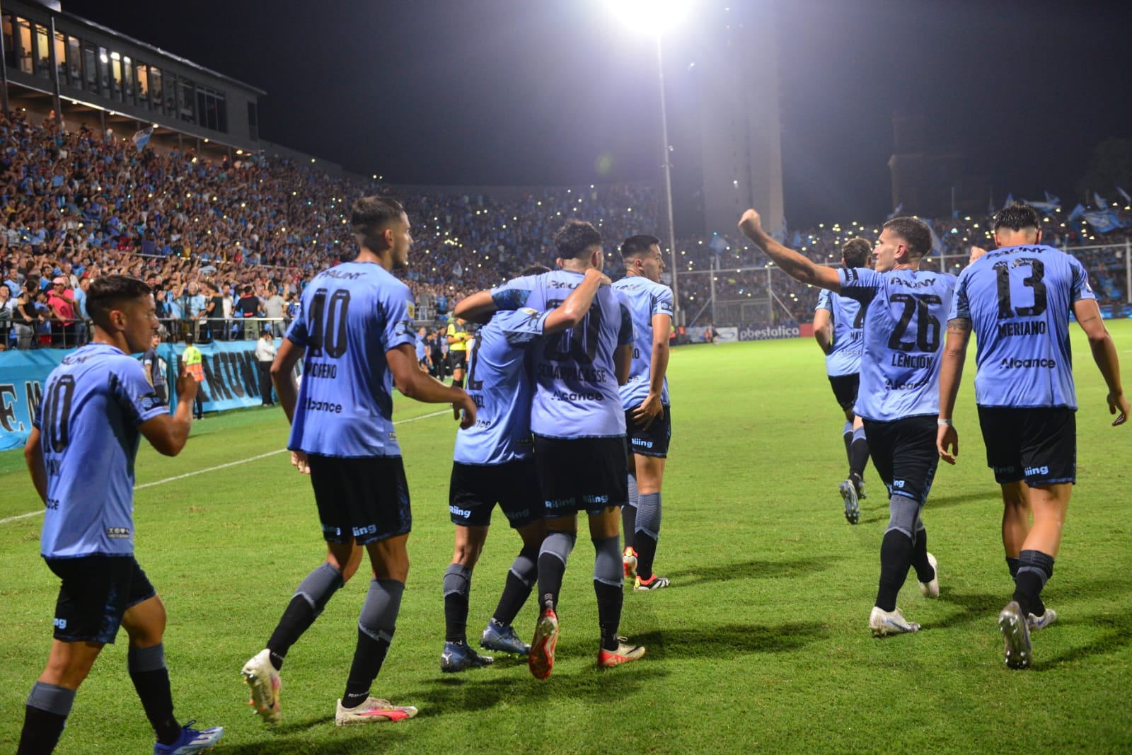 Fiesta de Belgrano en Alberdi en el partido ante Sarmiento, por la Copa de la Liga Profesional. (Javier Ferreyra / La Voz)