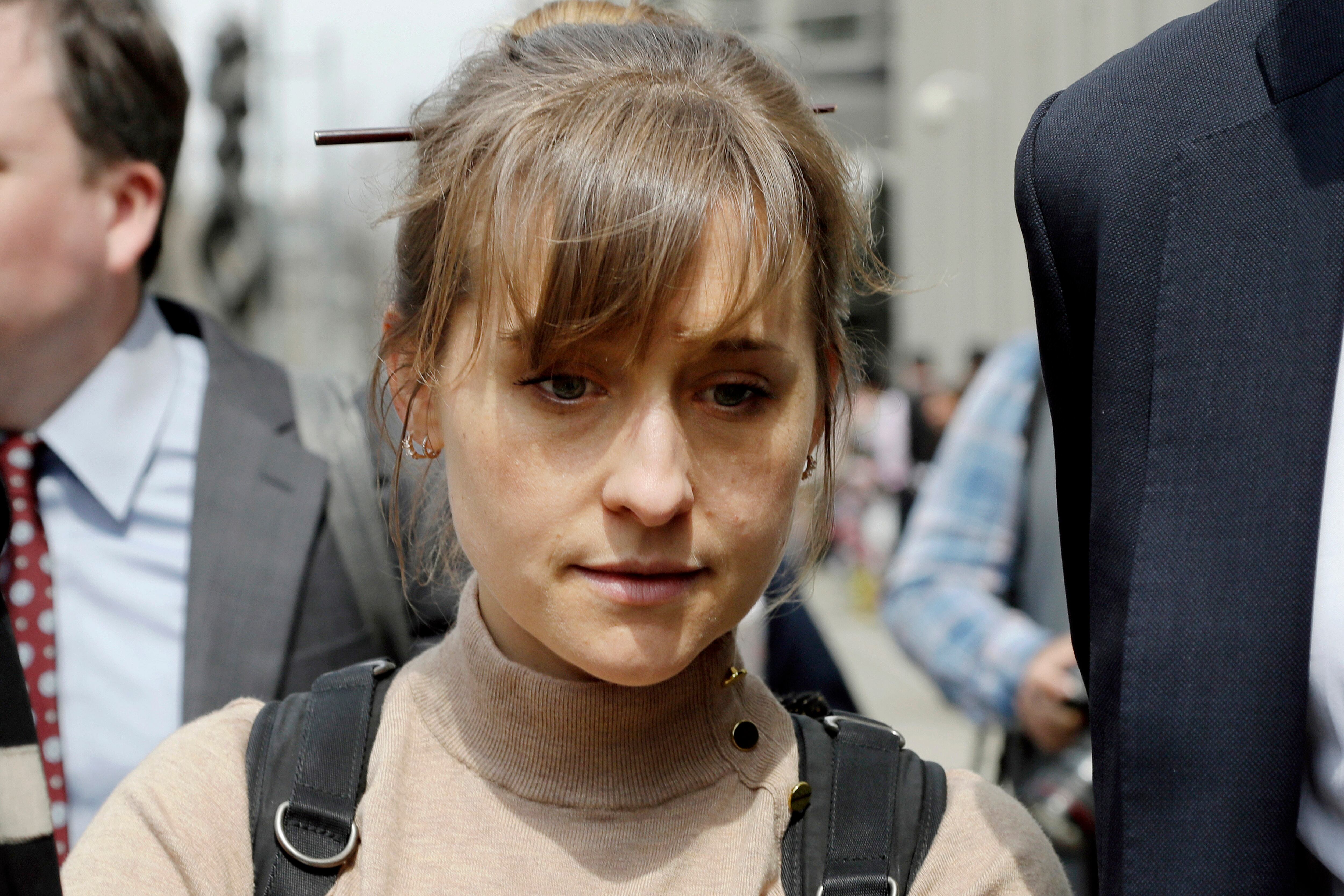 Allison Mack saliendo de un tribunal federal el 8 de abril de 2019. (AP Foto/Mark Lennihan, archivo)