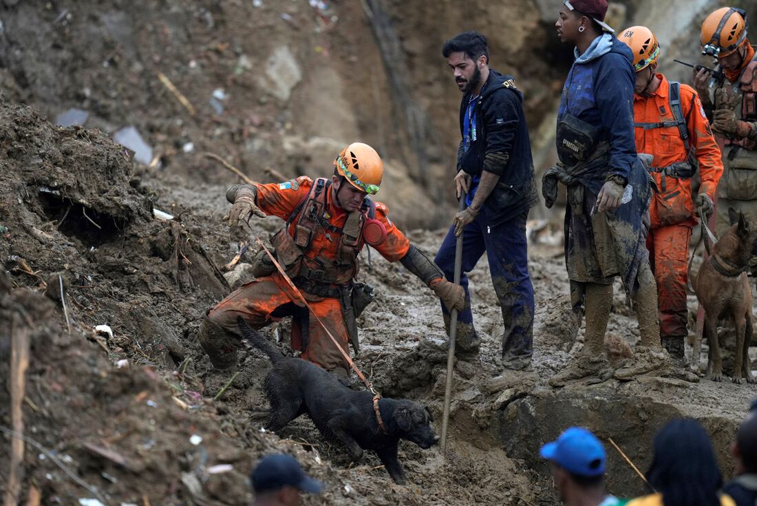 Lluvias extremadamente fuertes provocaron deslizamientos de tierra e inundaciones en una región montañosa del Estado de Río de Janeiro, Brasil, con 120 víctimas fatales.