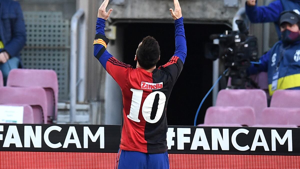 Lionel Messi fue amonestado y deberá pagar 600 euros por sacarse la camiseta del Barcelona para homenajear a Diego Maradona
