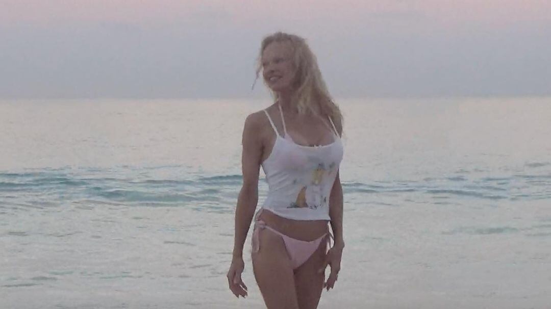 Pamela Anderson lanzó su línea de trajes de baño y posó con sus modelos preferidos