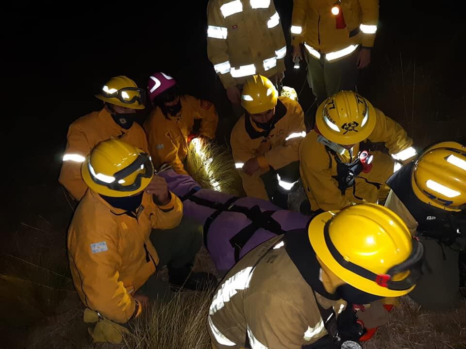 Rescate de la mujer herida tras caer por un barranco en Villa Giardino.