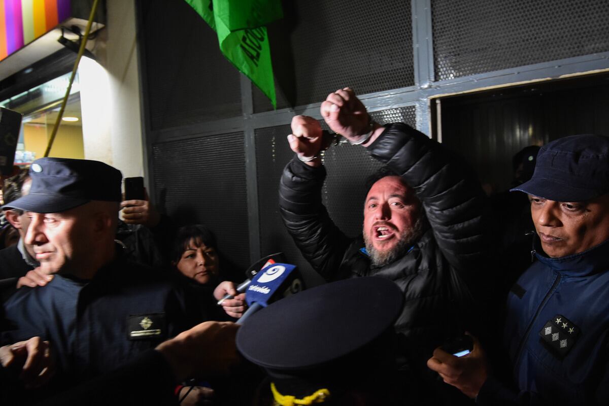 Trasladan a la cárcel al gremialista Roberto Macho, paragan una fianza para recuperar la libertad. 
Foto; Mariana Villa / Los Andes