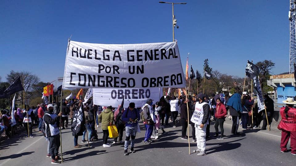 "Lo que demanda esta movilización y el paro de la docencia es un paro nacional y un plan de lucha para quebrar el ajuste", dijo el exlegislador salteño Claudio del Plá, que encabezó la marcha en Jujuy.