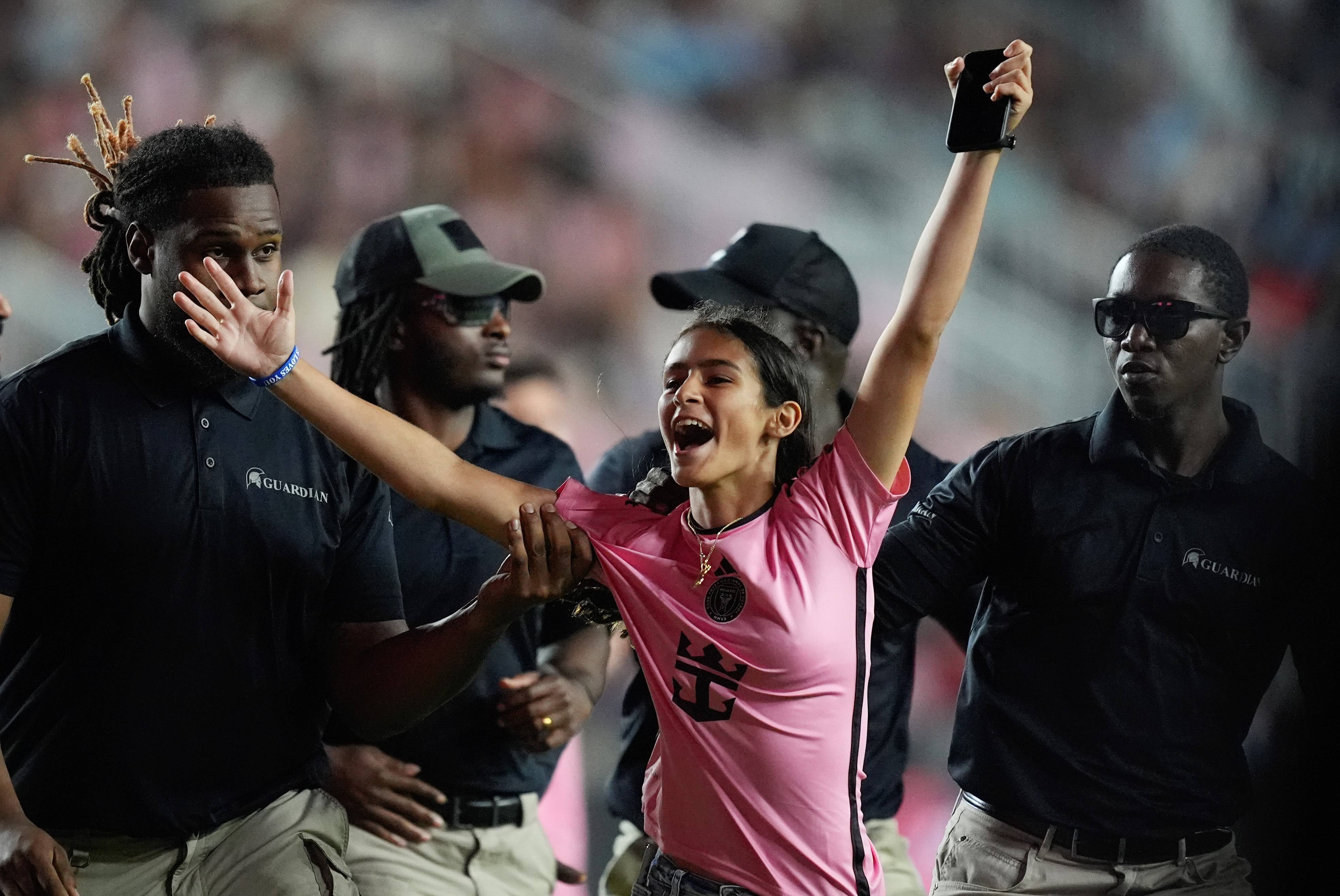 La adolescente festejó la invasión a la cancha como si fuera un gol.