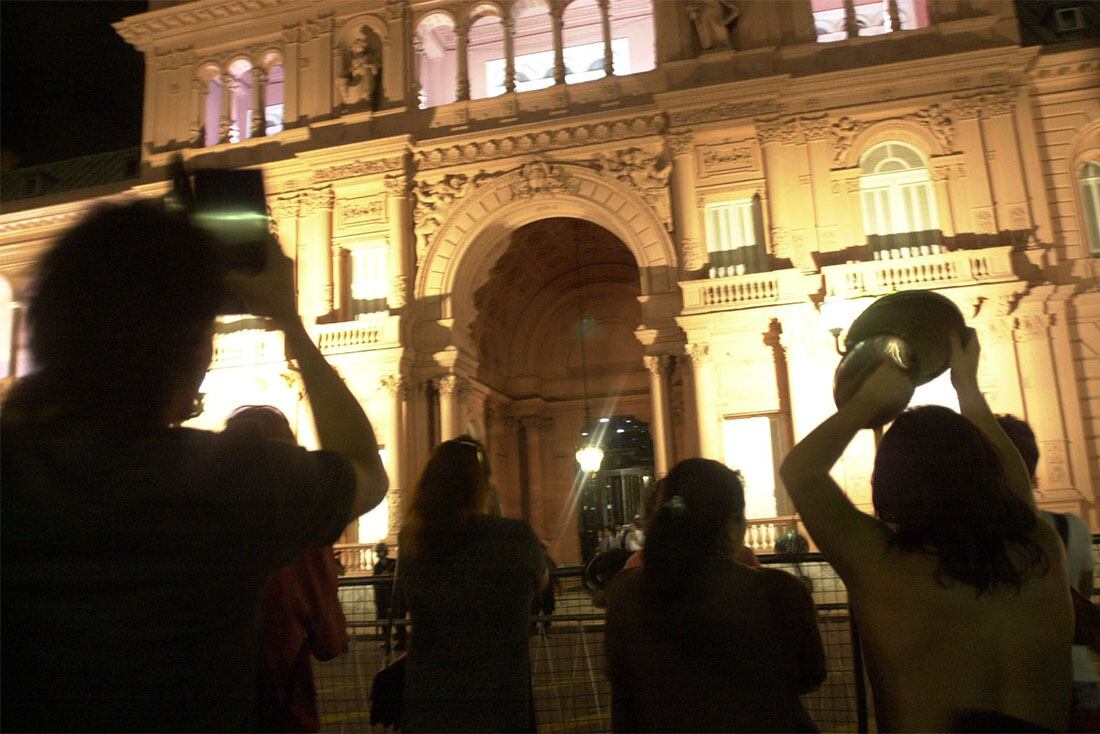 Cacerolazo en Plaza de Mayo tras el discurso de De la Rúa.