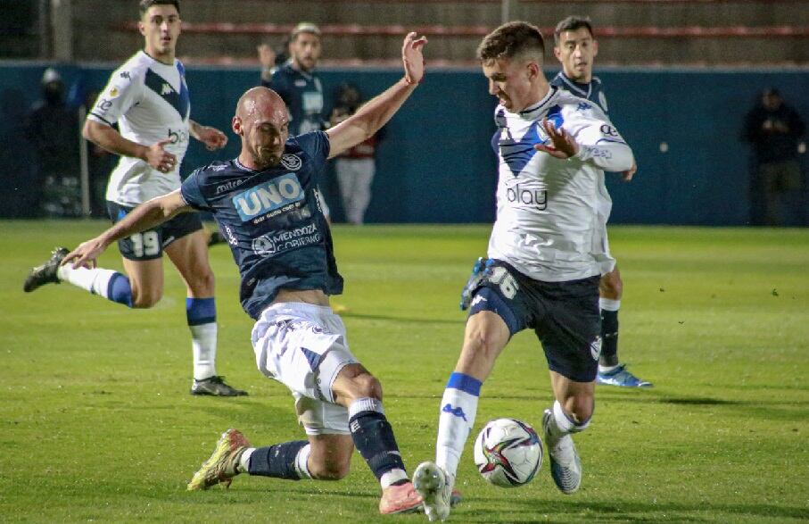 Vélez e Independiente Rivadavia se enfrentan por la Copa argentina en el estadio Juan Gilberto Funes en San Luis.