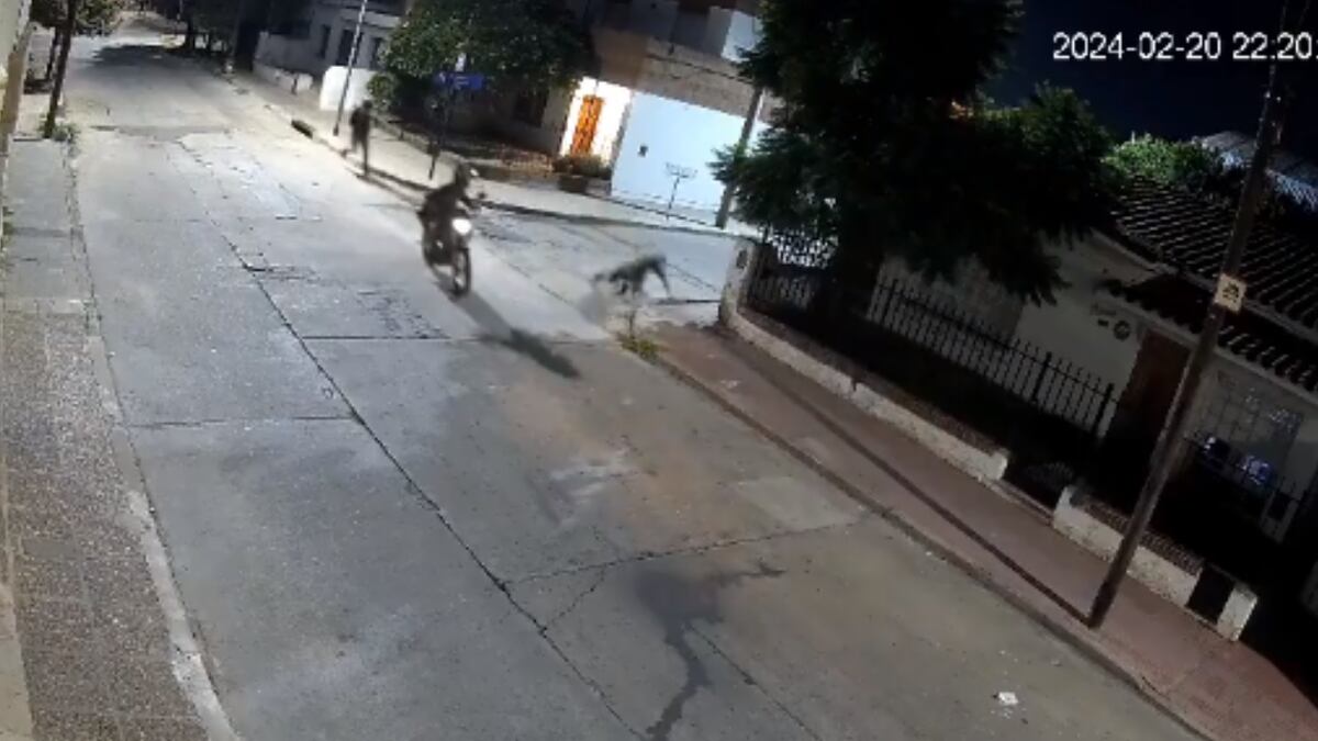 Violento robo en Córdoba: intentó huir de los motochoros armados, se cayó y le llevaron el celular