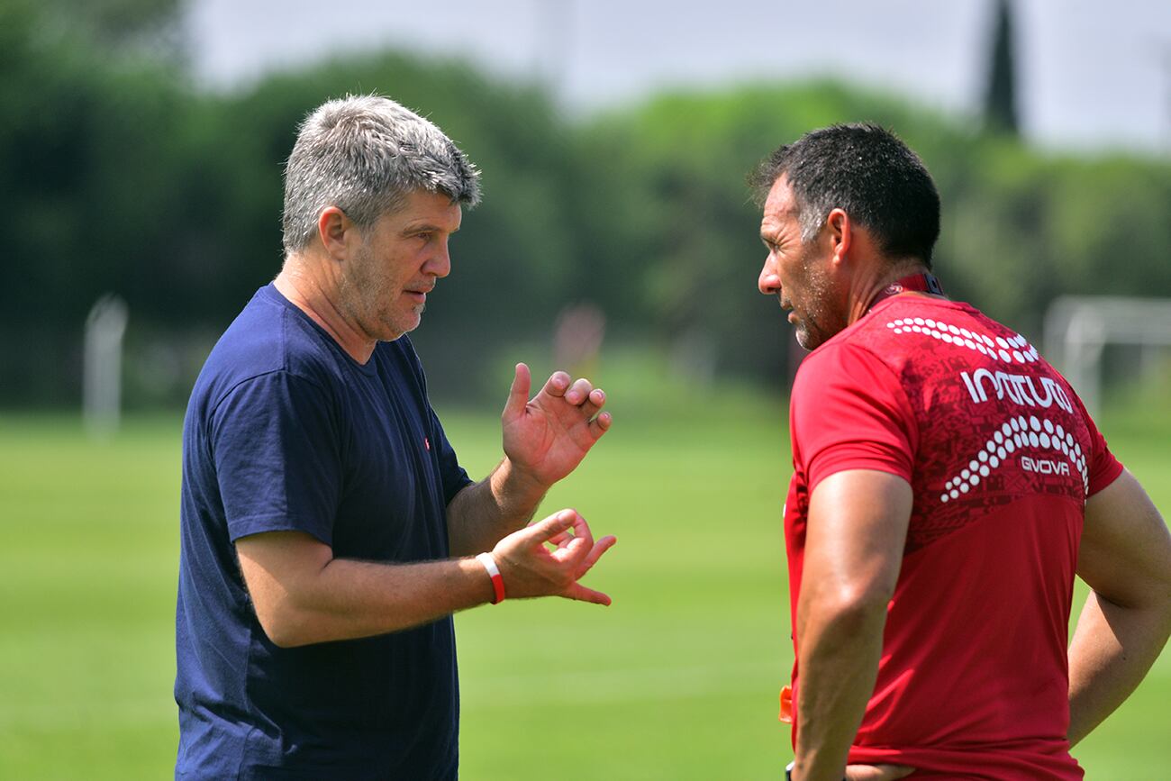 Primer entrenamiento de Instituto en la Agustina. Federico Bessone y Diego Diego Dabove en la prácita . (José Gabriel Hernández / La Voz)