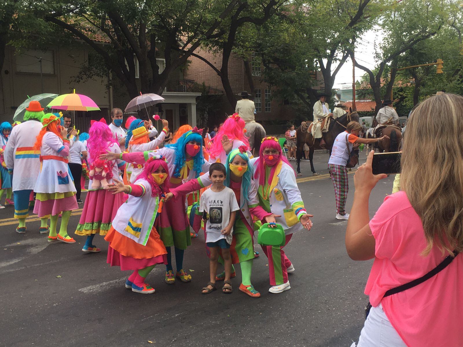 Y un día volvió el Carrusel: una multitud acompañó a los carros y hubo apoyo a las reinas.