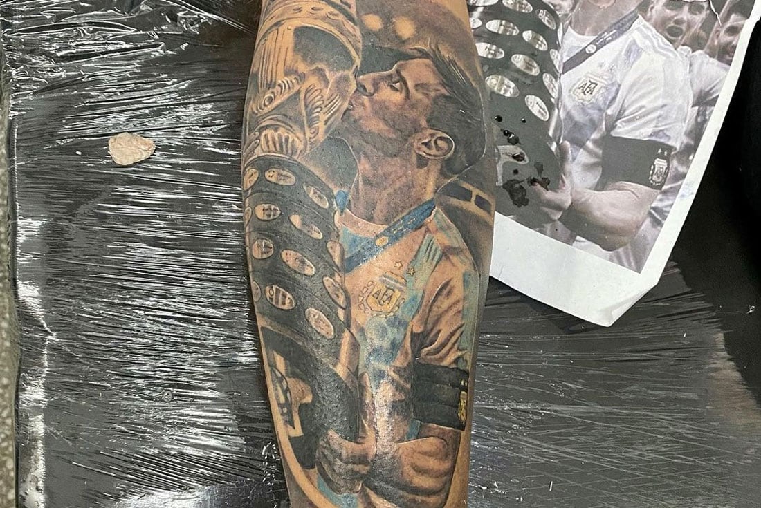 En la piel. Un cordobés se tatuó a Messi besando la Copa. (@andresbaiarditattoo_)