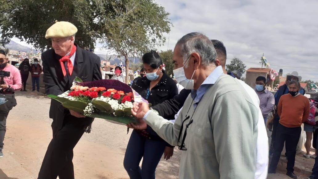 Carlos Zaldívar, la intendente Karina Paniagua y el folklorista local Fortunato Ramos, al momento de colocar una ofrenda floral en el sepulcro del autor de "El Humahuaqueño".