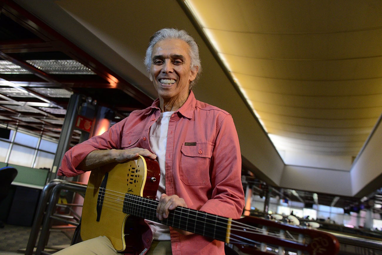 Jairo cantante músico en la redacción del Diario la Voz. (José Gabriel Hernández / La Voz)