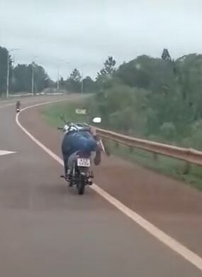 Fue filmado manejando “acostado” su motocicleta en Dos de Mayo-