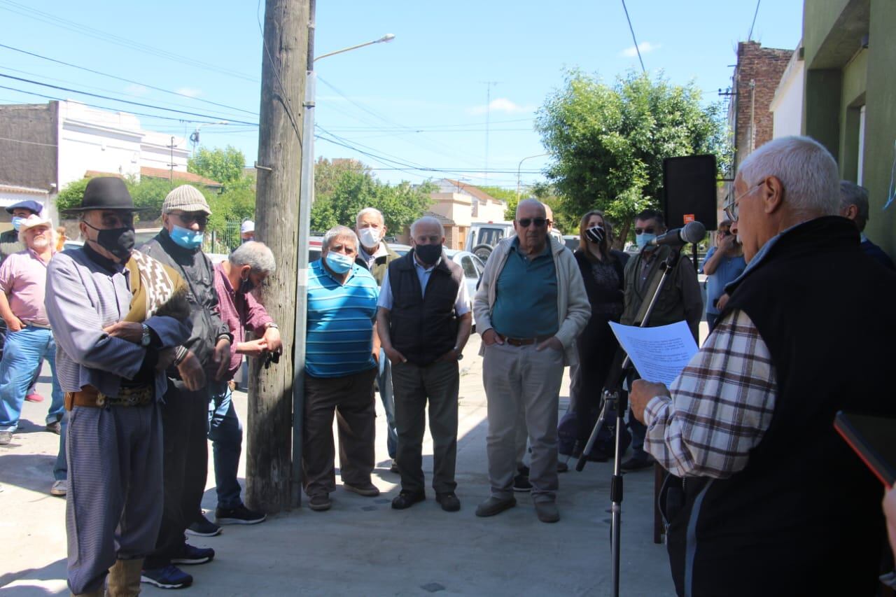 En el día de la tradición descubren placa en reconocimiento a Juan Ramón Santos.